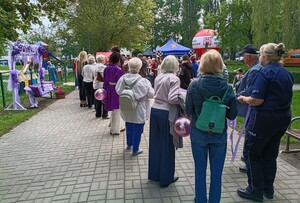 Inowrocławskie policjantki na festynie z okazji postawienia Fioletowej Ławeczki-symbolu przeciwdziałania przemocy. Funkcjonariuszki rozmawiały z uczestnikami o problemie przemocy i potrzebie reakcji.