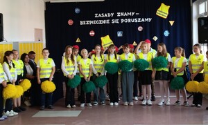 Spotkanie dotyczące wręczenia kasków z udziałem Policji i przedstawicieli kuratorium w SP w Wierzchosławicach. Dzieci przedstawiły scenki na temat bezpieczeństwa. Policjant z Zds.PSNiP wygłosił krótką prelekcję o bezpieczeństwie.