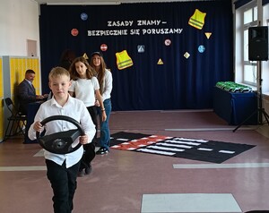 Spotkanie dotyczące wręczenia kasków z udziałem Policji i przedstawicieli kuratorium w SP w Wierzchosławicach. Dzieci przedstawiły scenki na temat bezpieczeństwa. Policjant z Zds.PSNiP wygłosił krótką prelekcję o bezpieczeństwie.