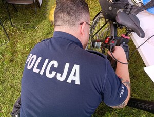 Policjanci na Festynie z okazji Europejskiego Tygodnia Mobilności znakowali rowery, edukowali uczestników imprezy  na temat bezpieczeństwa w ruchu drogowym. Dzieci rozwiązywały krzyżówkę pn."Jednośladem bezpiecznie do celu".