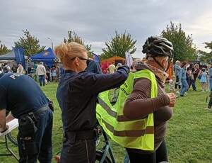 Policjanci na Festynie z okazji Europejskiego Tygodnia Mobilności znakowali rowery, edukowali uczestników imprezy  na temat bezpieczeństwa w ruchu drogowym. Dzieci rozwiązywały krzyżówkę pn."Jednośladem bezpiecznie do celu".