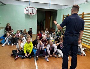 Policjanci rozmawiają z uczniami na temat przemocy.
