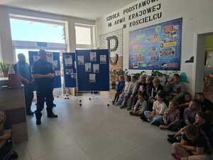 Policjanci rozmawiają z uczniami na temat przemocy.