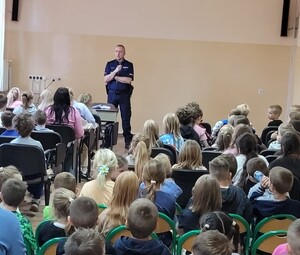 Policjanci rozmawiają z uczniami na temat przemocy.