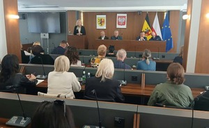 Udział Policji w spotkaniu dotyczącym bezpieczeństwa placówek oświatowych w sali sesyjnej Starostwa Powiatowego. W spotkaniu uczestniczyli przedstawiciele władz samorządowych, dyrektorzy szkół, SM Inowrocław.