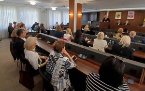 Udział Policji w spotkaniu dotyczącym bezpieczeństwa placówek oświatowych w sali sesyjnej Starostwa Powiatowego. W spotkaniu uczestniczyli przedstawiciele władz samorządowych, dyrektorzy szkół, SM Inowrocław.