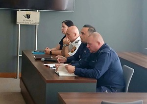 Udział Policji w spotkaniu dotyczącym bezpieczeństwa placówek oświatowych w sali sesyjnej Starostwa Powiatowego. W spotkaniu uczestniczyli przedstawiciele władz samorządowych, dyrektorzy szkół, SM Inowrocław.