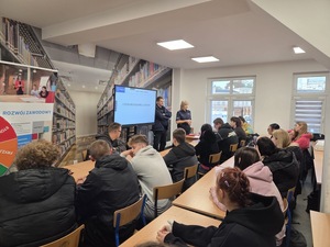 Policjanci na spotkaniu z młodzieżą w ramach Handlu ludźmi.