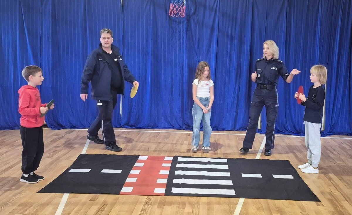 Policjanci w Inowrocławiu przeprowadzili 12 spotkań z uczniami o bezpiecznej