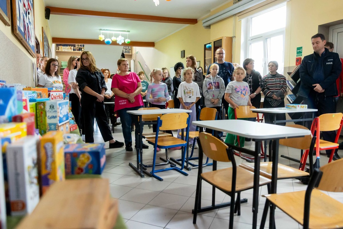 Dzielnicowi wsparli chorygo ojca uczennicy podczas „Rodzinnego Grania”